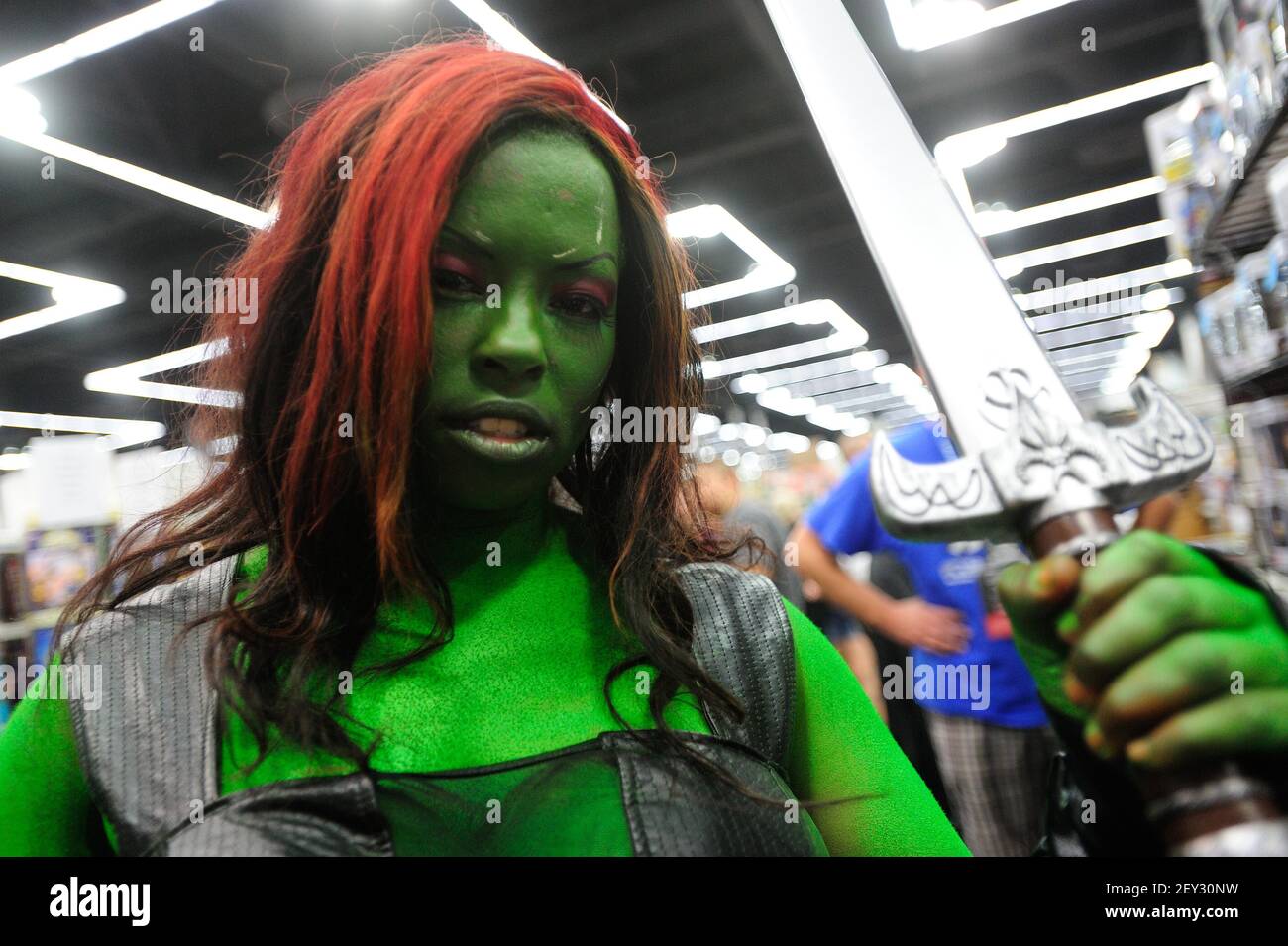 Una mujer vestida como Gamora de Guardianes de la Galaxia posan para hacer  fotos en el Rose City Comic con en Portland, Oregon, el 20 de septiembre de  2014. El evento de