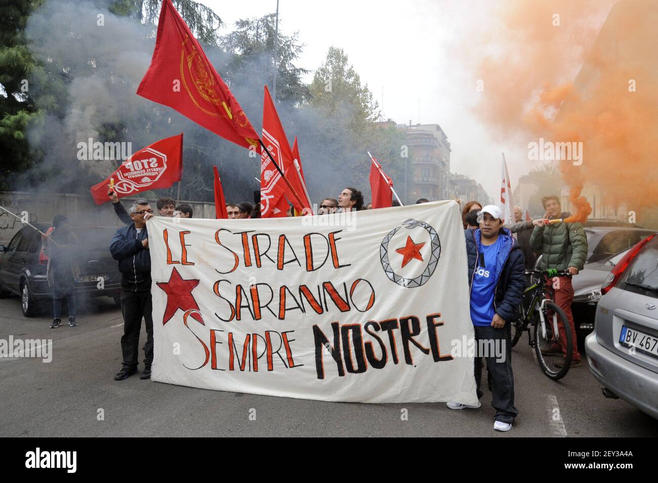 Milán (Italia), distrito de Giambelino, manifestación de habitantes contra la degradación Foto de stock