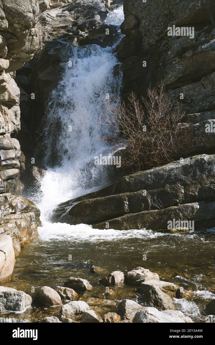 Un tiro vertical de una cascada rodeada de rocas en Riofrio, Ávila, España  Fotografía de stock - Alamy