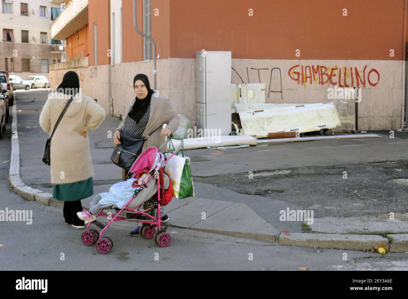 Milán (Italia), mujeres musulmanas en el distrito de Giambelino Foto de stock