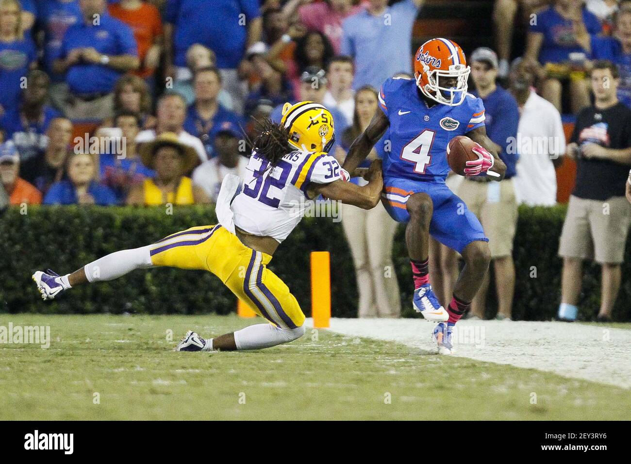 El receptor de la Florida Andre Debose (4) es empujado fuera de los