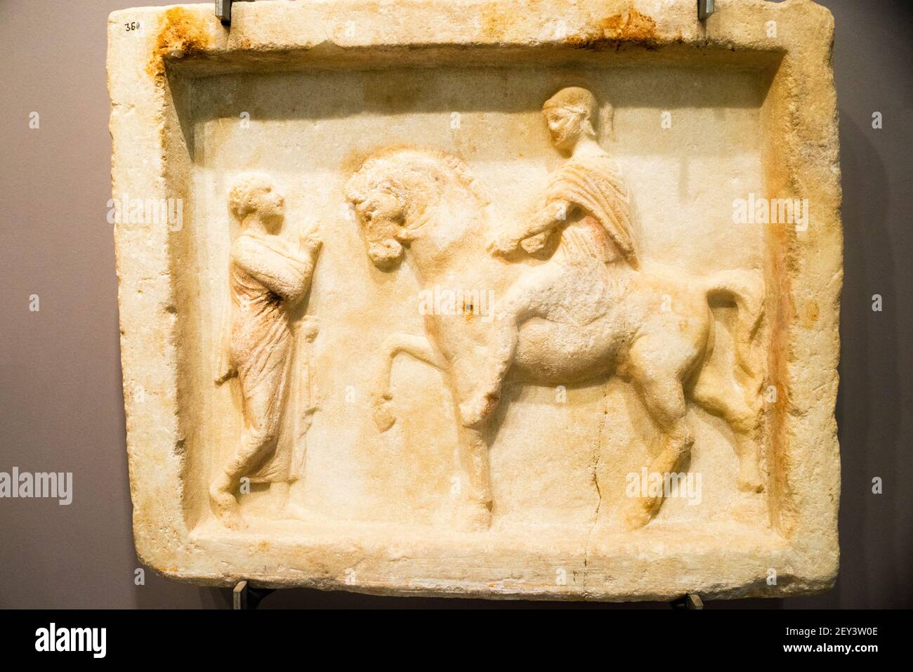 El Museo Arqueológico de Heraklion tarde período romano sala de esculturas bajo relieve placa de caballo. Foto de stock