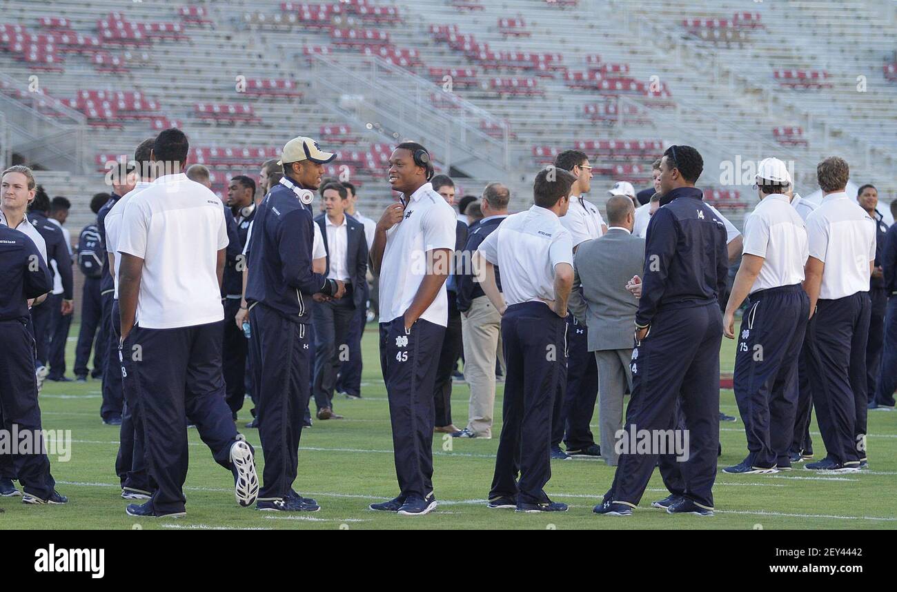Los jugadores de Notre Dame comprueban el campo en el estadio Doak Campbell en el campus de la Universidad Estatal de Florida durante un paseo en Tallahassee, Florida, el viernes 17 de octubre de 2014. (Foto de Stephen M. Dowell/Orlando Sentinel/TNS/Sipa USA) Foto de stock