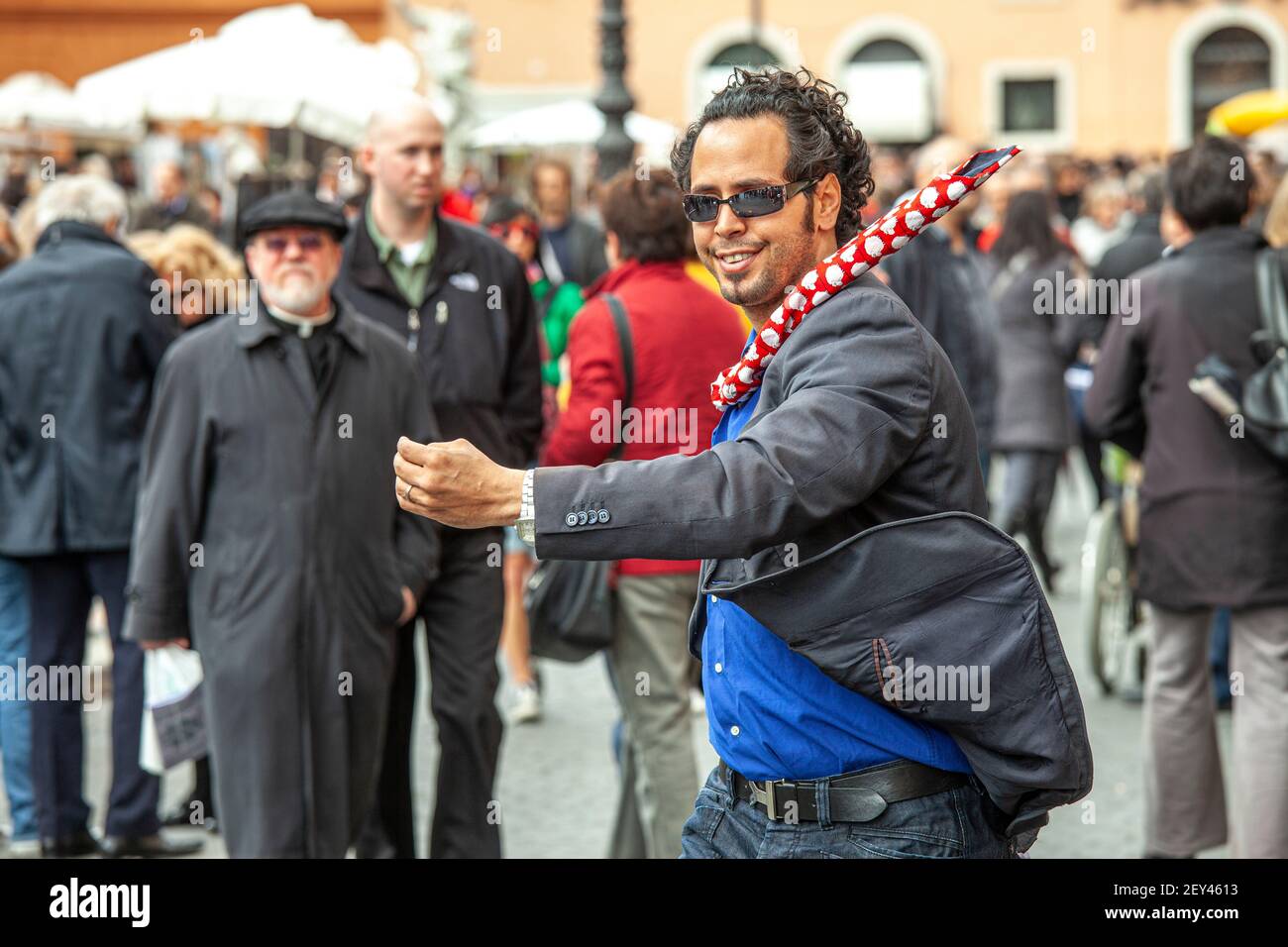 un artista callejero, un mimo, actúa en la plaza entre la gente. Italia, Europa Foto de stock