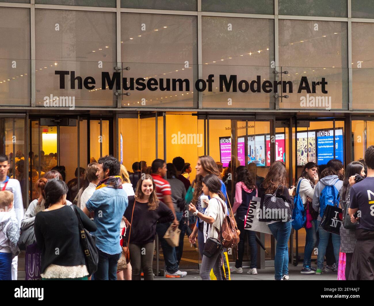 Cola de espera gratuita los viernes por la noche para entrar en el Museo De Arte moderno Manhattan NYC Foto de stock
