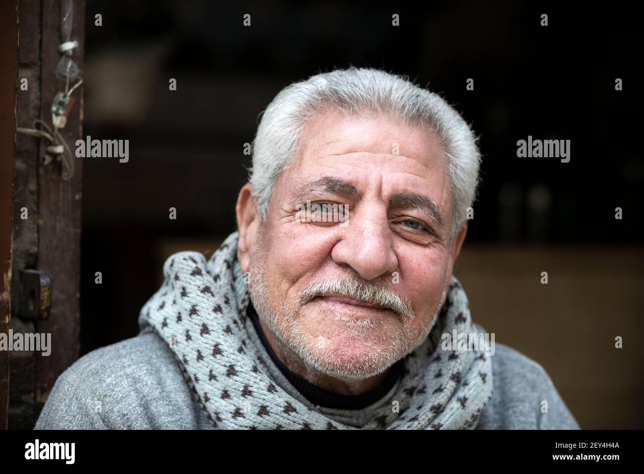 Retrato de un hombre egipcio local sonriente sentado en un café (ahwa) en el barrio islámico de el Cairo, Egipto Foto de stock