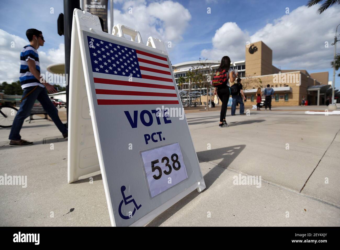 Votantes en el recinto 538 en el UCF Arena el martes, 4 de noviembre de 2014, en Orlando, Florida, en el campus de la Universidad de Florida Central. (Foto de Ricardo Ramírez Buxeda/Orlando Sentinel/TNS/Sipa USA) Foto de stock