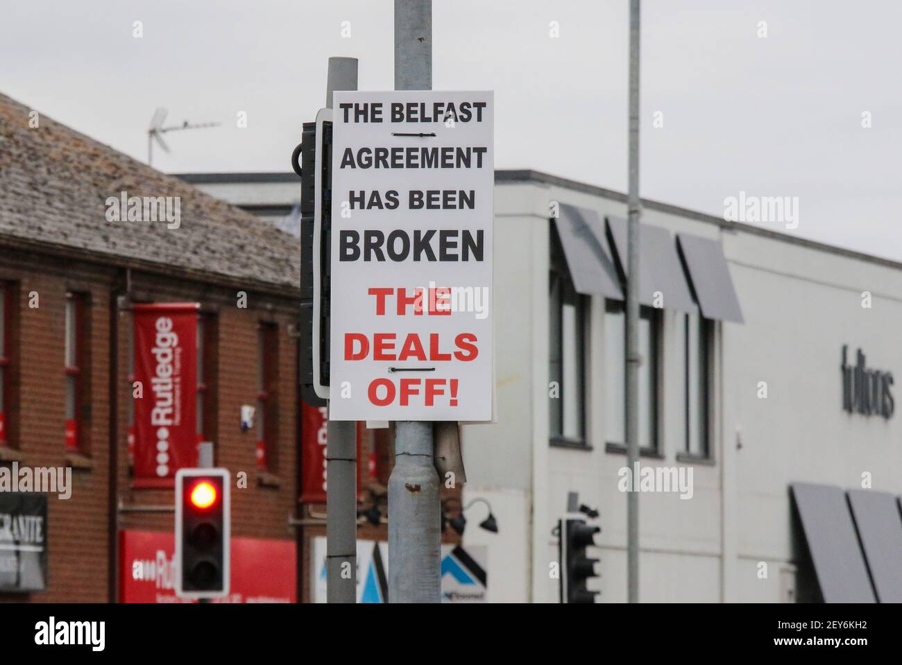 Unionista Loyalist mensaje de oposición al protocolo de Irlanda del Norte post-Brexit sobre el cartel loyalist en Irlanda del Norte Marzo 2021. Foto de stock