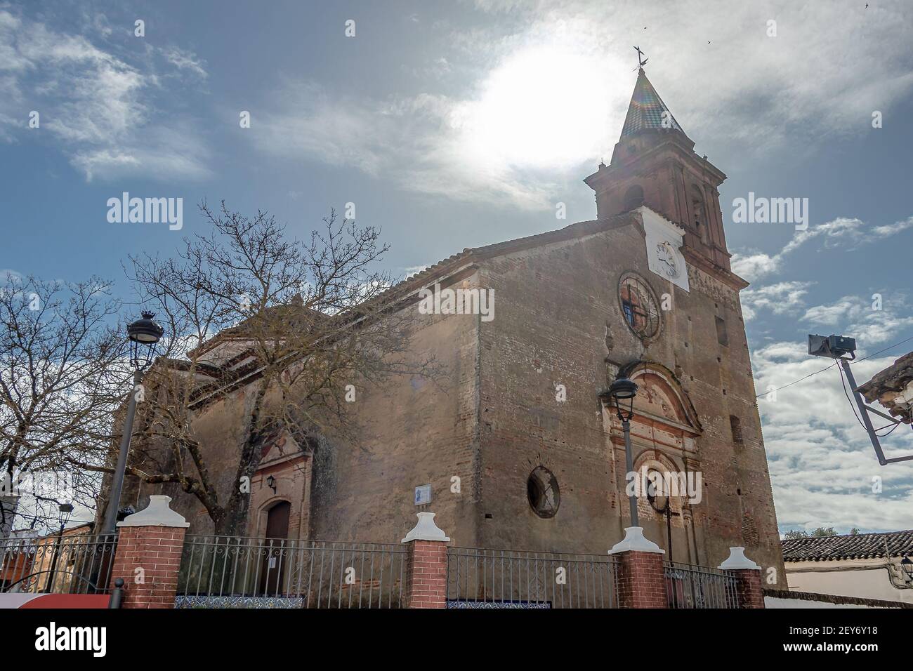 Iglesia de nuestra Señora de Santa Ana en el pueblo de Santa Ana la Real en la sierra de Huelva, Sierra de Aracena, España Foto de stock