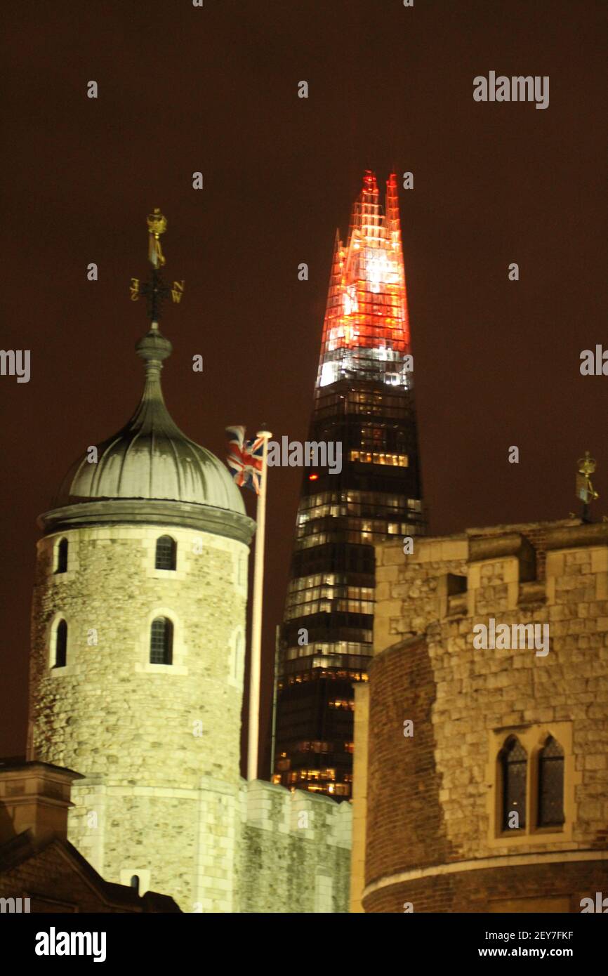 Londres, Reino Unido. 28 de diciembre de 2014. La cima del Shard visto desde la Torre de Londres. El cielo nocturno de Londres se iluminó con una serie de instalaciones de iluminación desde el Shard de 306M de altura que se encuentra en el Puente de Londres a orillas del río Támesis. ShardLights, una instalación de Jason Bruges se llevará a cabo hasta el 31 de diciembre. La barda diseñada por el arquitecto maestro Renzo Piano, tiene 306 metros de largo y tiene un piso de observación accesible al público a 244 metros Foto: David Mbiyu *** por favor use crédito del campo de crédito *** Foto de stock