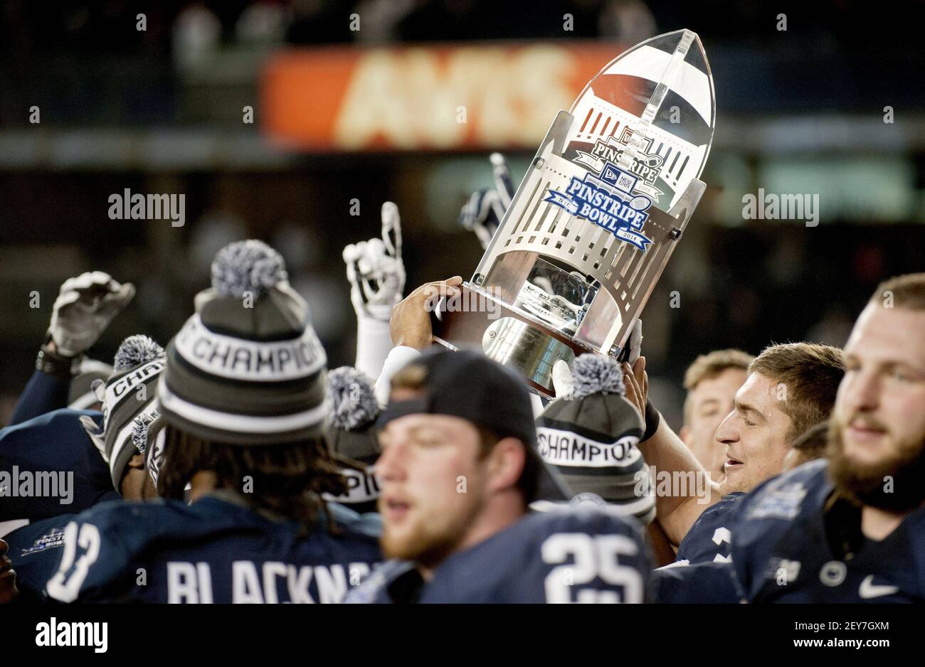 El equipo de fútbol de Penn State celebra una victoria de 31-30 en horas extras contra el Boston College en el New era Pinstripe Bowl en el Yankee Stadium en Nueva York el sábado, 27 de diciembre de 2014. (Foto de Abby Drey/Center Daily Times/TNS/Sipa USA) Foto de stock