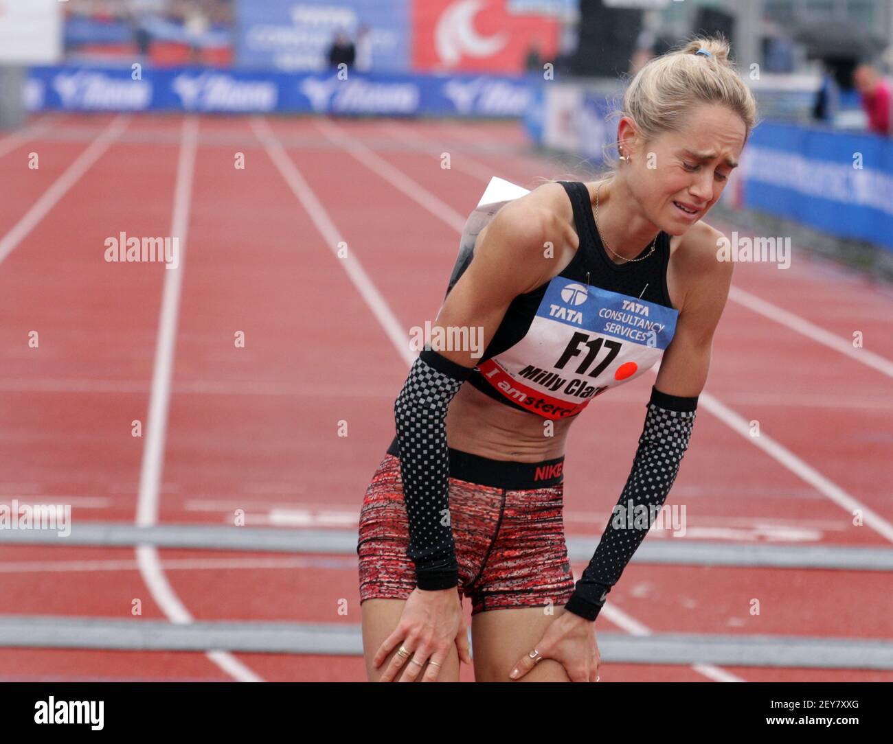 La corredora australiana Milly Clark reacciona después de que cruza el  final hasta el segundo lugar durante el Maratón de Ámsterdam 2015 en el  Estadio Olímpico de Amsterdam, Holanda, el 18 de