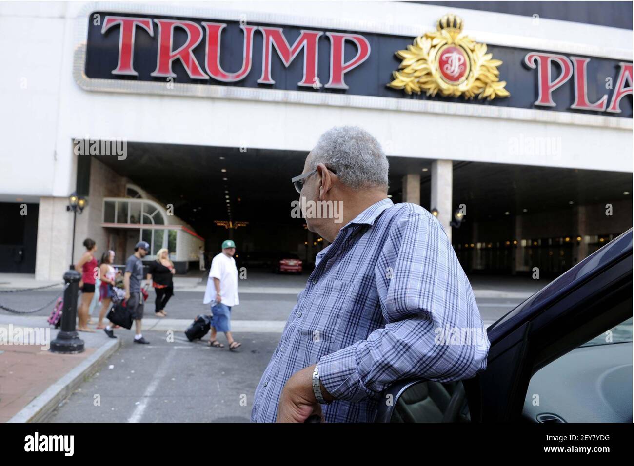 En esta foto de archivo, un taxista espera fuera de Trump Plaza el 30 de julio de 2014, en Atlantic City, N.J. Un equipo de demolición de Pensilvania comenzó el lento trabajo de destripar el interior y derribar partes del edificio en preparación para la implosión. (Tom Gralish/Philadelphia Inquirer/TNS) Foto de stock