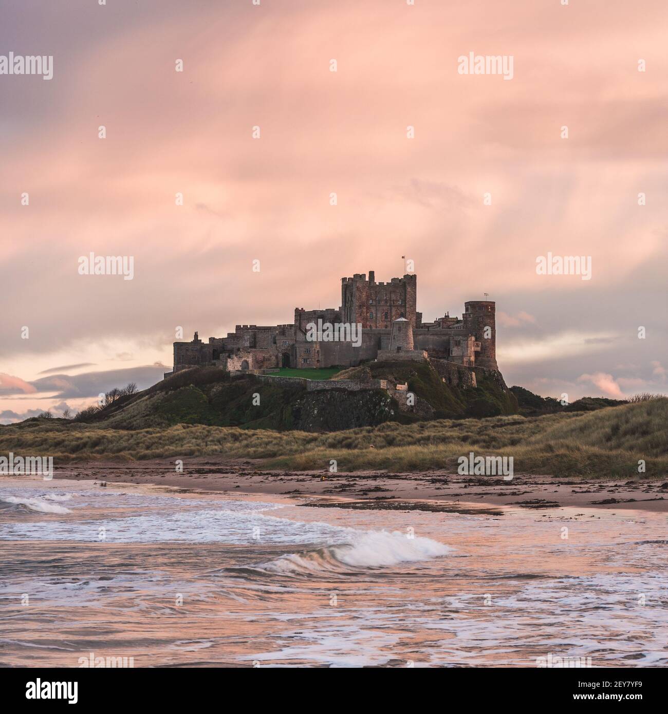 Bamburgh Castle al atardecer Foto de stock