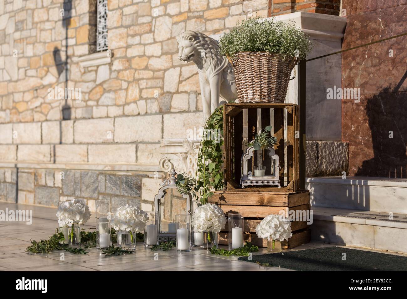 decoración de boda con velas, cesta de flores y linterna fuera de la iglesia  Fotografía de stock - Alamy