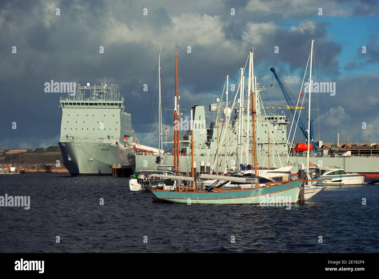 El barco de apoyo de RFA Mounts Bay amonst otros barcos en Las aguas seguras del puerto de Falmouth Foto de stock