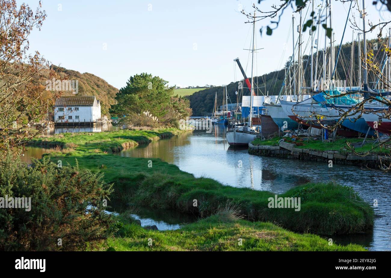 El viejo puerto y dique seco en Gweek en la cabeza del río Helford en Cornwall, Reino Unido Foto de stock
