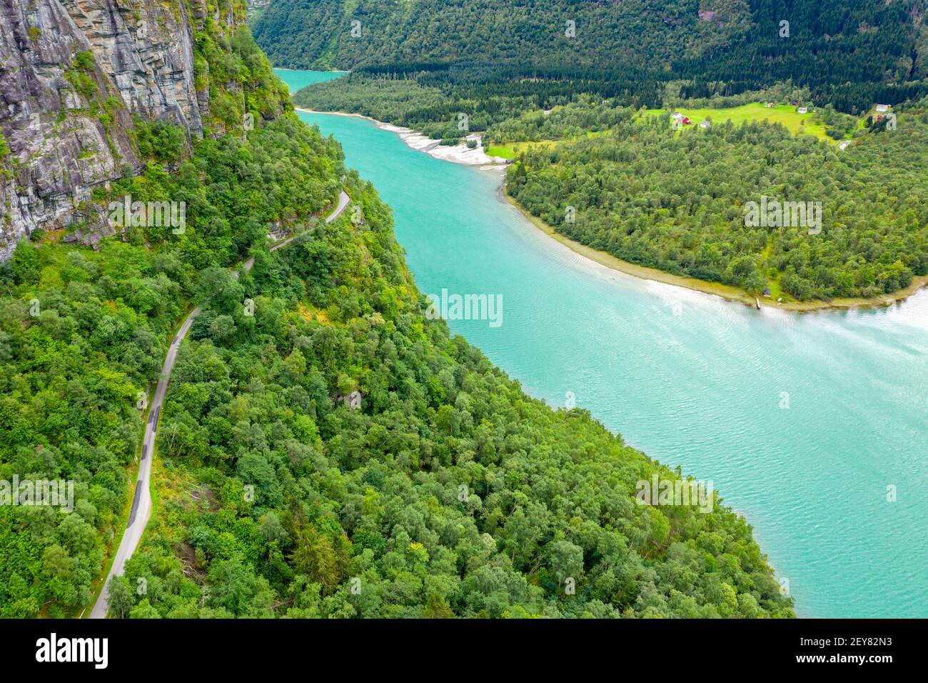 Vista aérea de la carretera sobre el lago Lovatn, Noruega Foto de stock