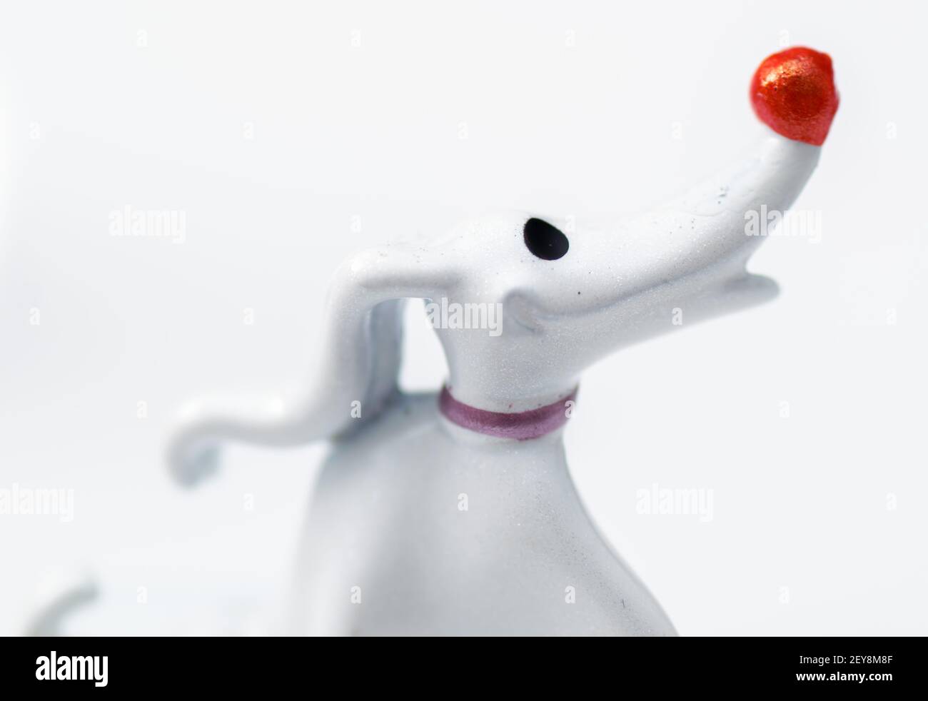LONDRES, Reino Unido - 26 de enero de 2021 : Figurita metálica del perro  Zero, personaje de la película de Tim Burton, pesadilla antes de Navidad  Fotografía de stock - Alamy