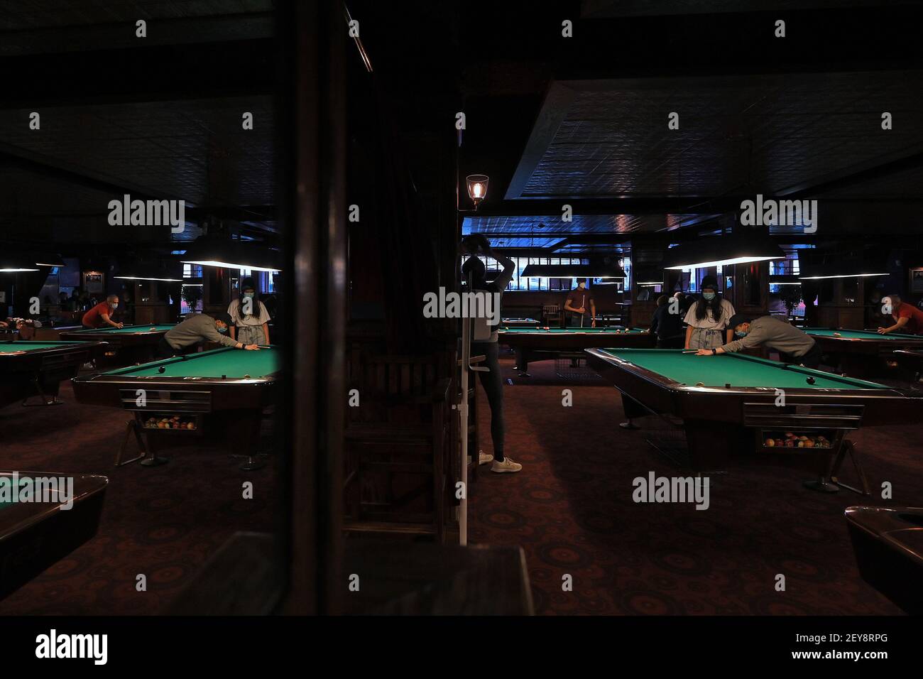 Nueva York, EE.UU. 05th de marzo de 2021. La gente juega un juego de billar  dentro del Amsterdam Billiards Club como salas de billar reabren a través  de la ciudad, Nueva York,
