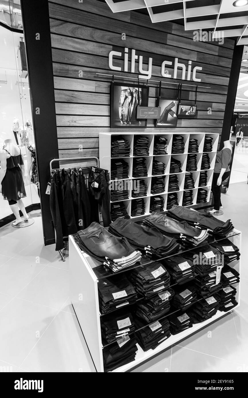 JOHANNESBURGO, SUDÁFRICA - 06 de enero de 2021: Johannesburgo, Sudáfrica -  09 2013 de octubre: Tienda de ropa de tallas adicionales City Chic en  Sandton City Fotografía de stock - Alamy