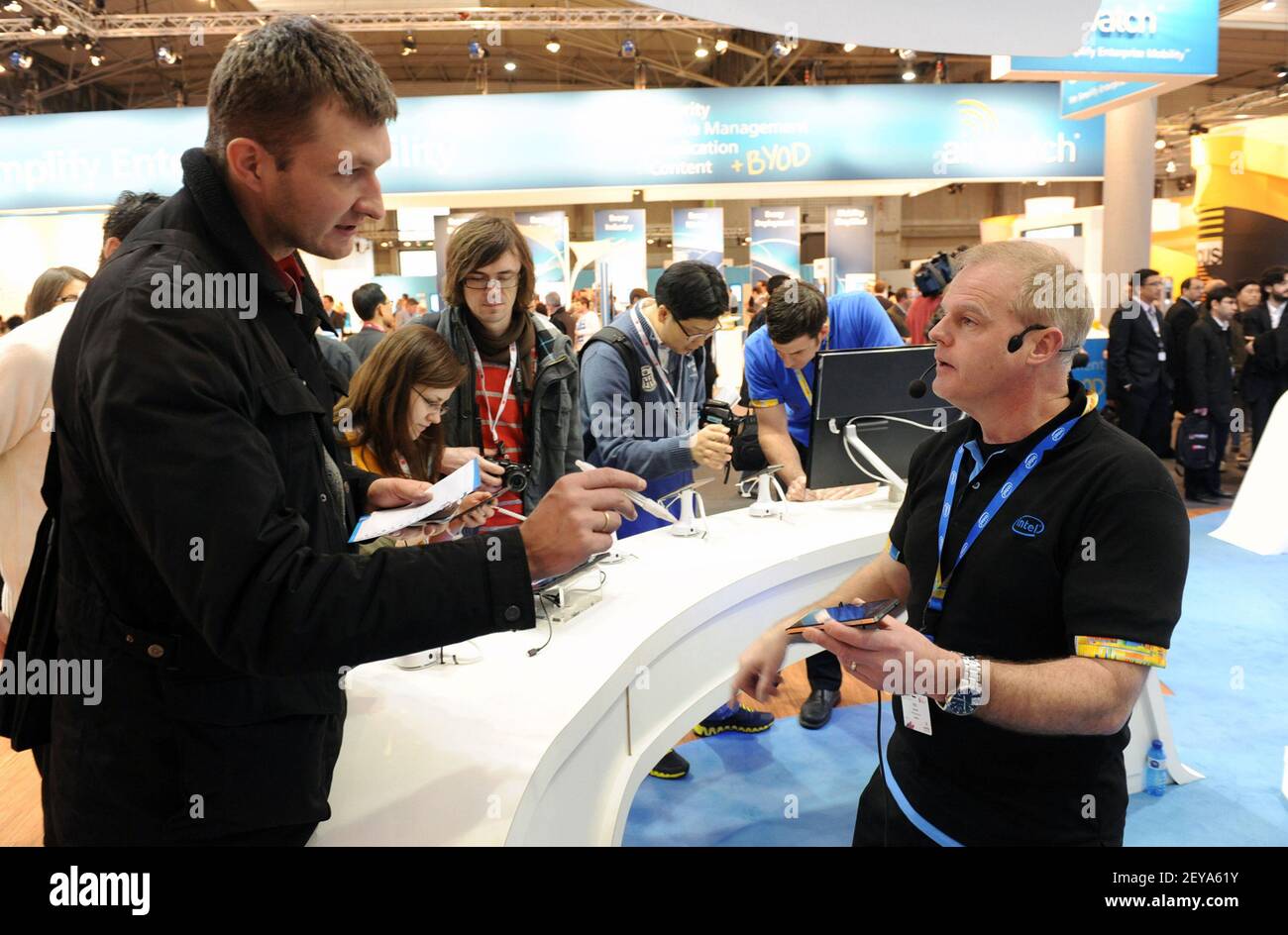 25 de febrero de 2013 - Barcelona, España - en esta foto del folleto publicada por Intel Corporation, Rich Burchell (derecha) de Intel demuestra cómo las películas HD, los juegos de gráficos de alta calidad y la navegación web funcionan sin problemas en diferentes plataformas, incluidos smartphones, tablets y todo en uno en el stand de Intel en el Mobile World Congress 2013, lunes, 25 de febrero de 2013 en Barcelona, España. Intel presentó los últimos productos y tecnologías para ofrecer sólidas experiencias de informática móvil en una amplia gama de dispositivos innovadores, redes inteligentes y servicios en la nube en expansión. Mobile World Congress es uno de los annua más grandes Foto de stock