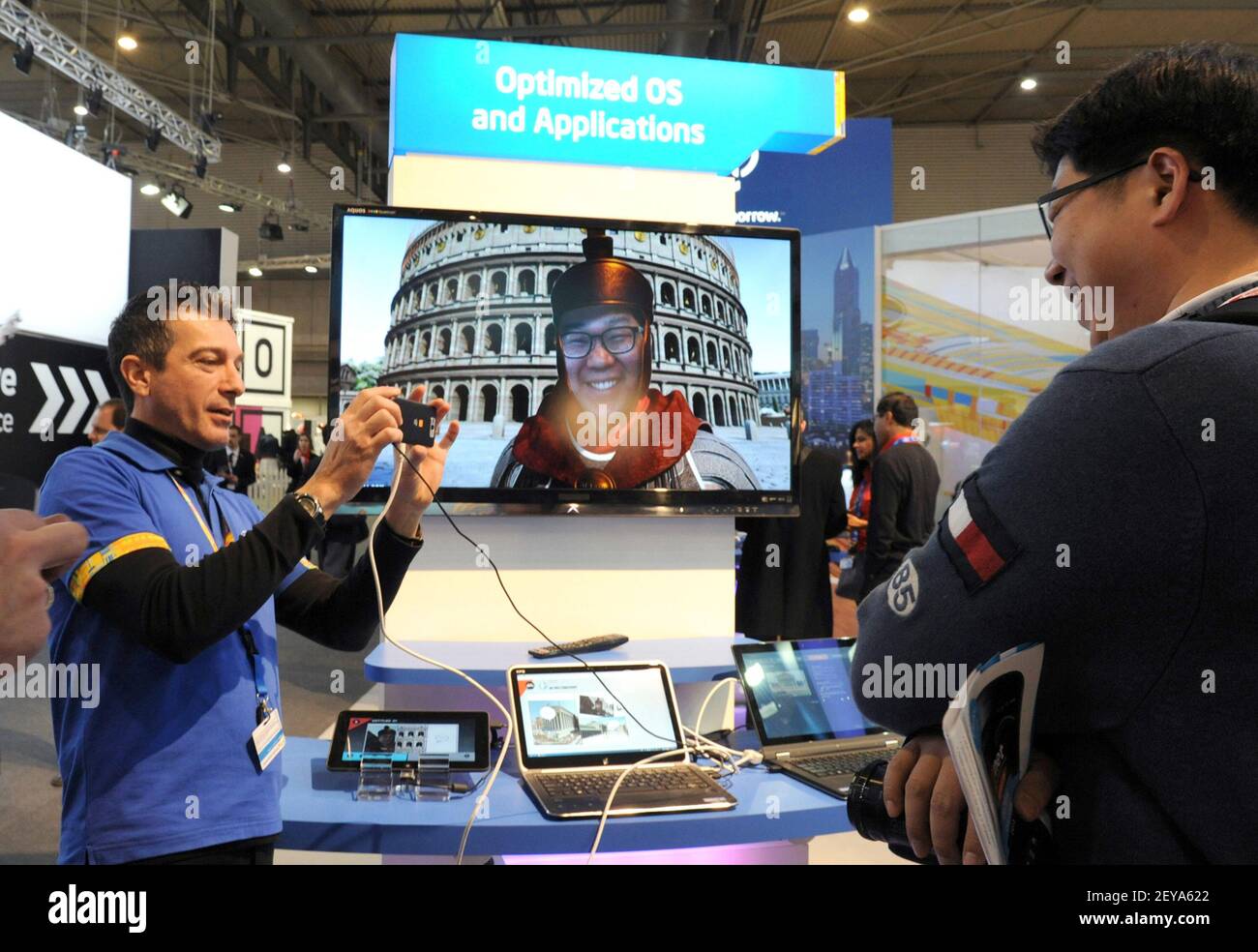 25 de febrero de 2013 - Barcelona, España - en esta foto publicada por Intel Corporation, Rino Cavallucci de Intel demuestra su tecnología de virtualización, combinando multimedia, edición de imágenes y realidad virtual mixta en el stand de Intel en el Mobile World Congress, lunes, 25 de febrero de 2013 en Barcelona, España. La tecnología de virtualización Intel ayuda a los desarrolladores a acelerar el desarrollo de aplicaciones móviles para mejorar el proceso de pruebas, depuración y optimización. Mobile World Congress es una de las mayores reuniones anuales de más de 60.000 líderes móviles de 200 países a un lugar a la vez para definir la m Foto de stock