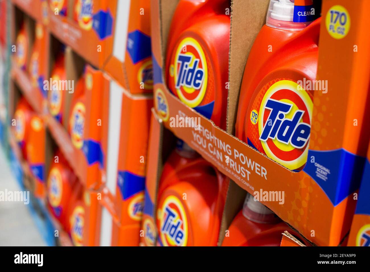 28 de febrero de 2013 - Washington, . - detergente para ropa de Tide  mostrado para la venta en un almacén de Costco Wholesale Club en  Washington, DC. Costco cuenta actualmente con