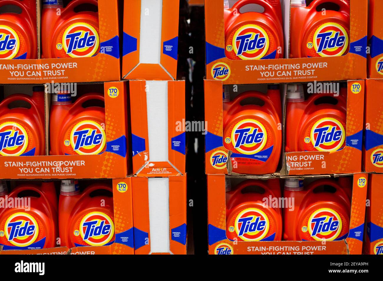 28 de febrero de 2013 - Washington, D.C. - detergente para ropa de Tide  mostrado para la venta en un almacén de Costco Wholesale Club en  Washington, DC. Costco cuenta actualmente con