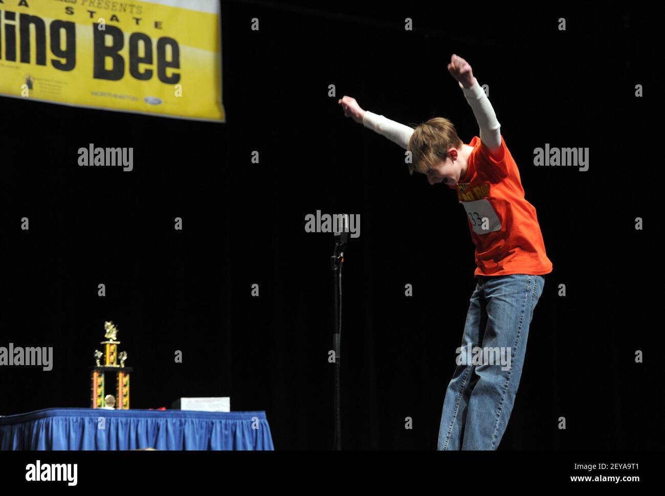 Bryce Tasso exulta como él deletrea correctamente 'neuropatía' para reclamar el primer lugar en la Abeja de Deletreo del estado de Alaska 2013 en el Centro para las Artes Escénicas de Alaska en Anchorage, Alaska, viernes, 1 de marzo de 2013. Representará a Alaska en el Scripps National Spelling Bee en Washington, D.C. en mayo. (Erik Hill/Anchorage Daily News/MCT) Foto de stock