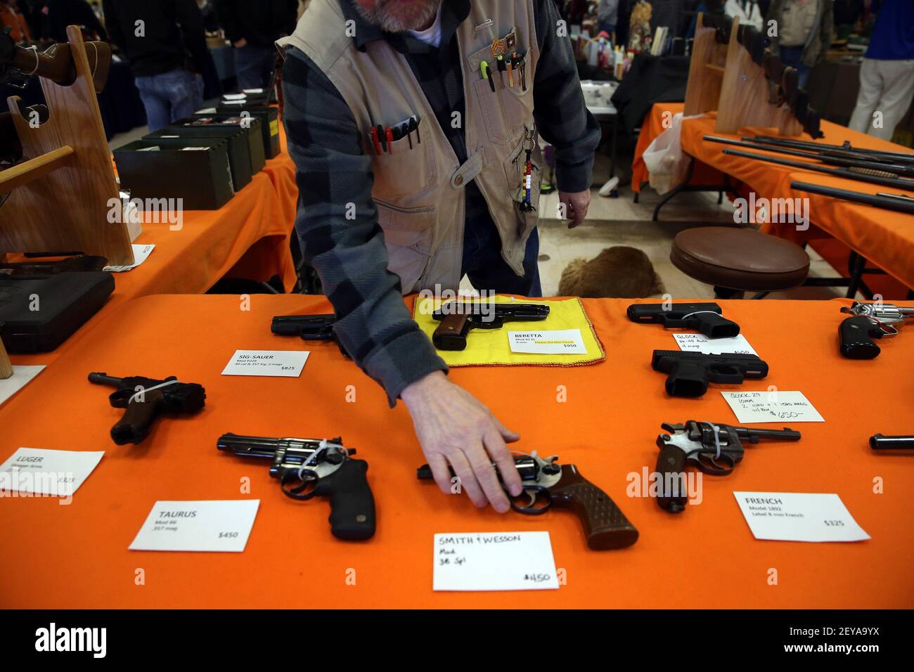 Febrero 9 2013 - Fort Wayne, Indiana -Bob Pfefferkorn vende pistolas en su stand en el espectáculo Gun, Knife y Outdoorsmen en Fort Wayne, Indiana, el 9 de febrero de 2013. Crédito de la foto: Brian Cassella/Chicago Tribune/MCT/Sipa USA Foto de stock
