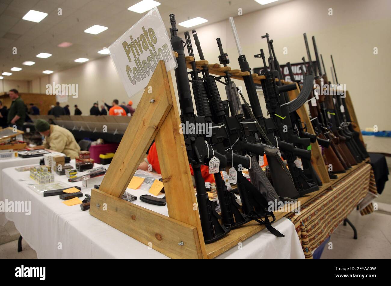 Feb 9 2013 - Fort Wayne, Indiana -las armas se exhiben para la venta en el espectáculo Gun, Knife y Outdoorsmen en Fort Wayne, Indiana, el 9 de febrero de 2013. Crédito de la foto: Brian Cassella/Chicago Tribune/MCT/Sipa USA Foto de stock