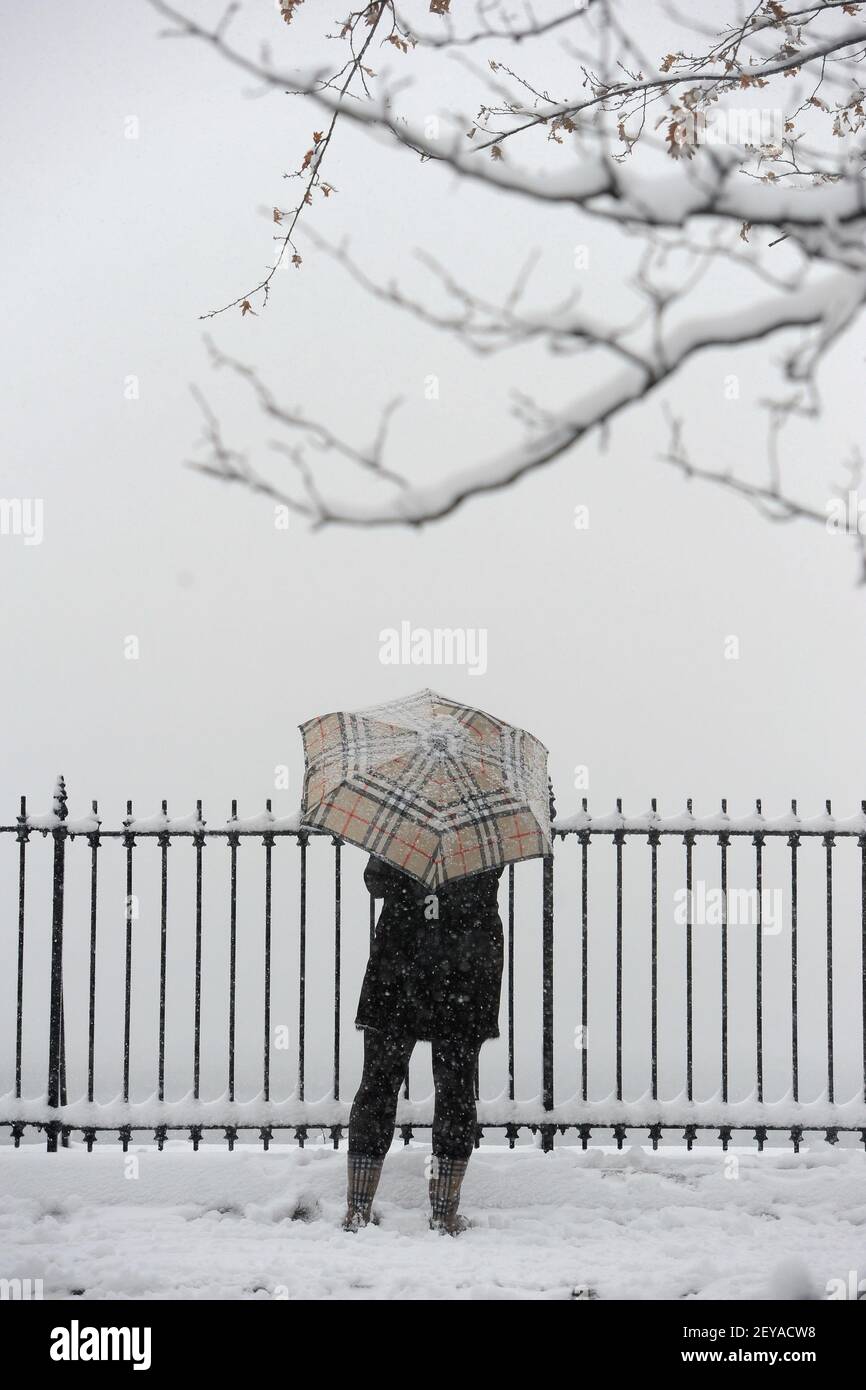 En su paraguas y botas de Burberry, Kormilitsina de Nueva York a través de una tormenta de nieve alrededor de la reserva de Central Park en Nueva York, el
