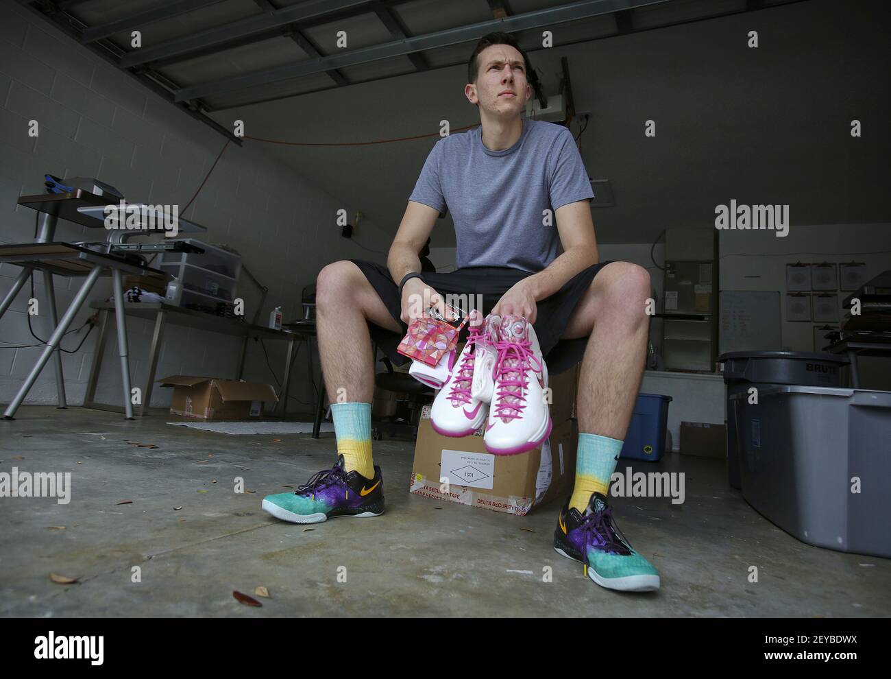 Rob Starkman, fundador de Rock 'em Apparel, muestra sus calcetines  personalizados Aunt Pearl que están hechos para ir con los zapatos KD V (Kevin  Durant Five) Aunt Pearl, 3 de abril de