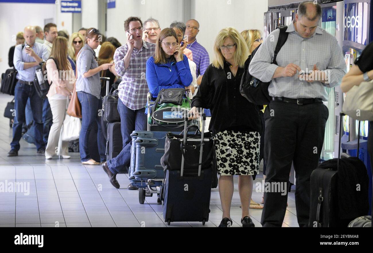 Los pasajeros se alinean para obtener tarjetas de embarque en la Terminal C  en el Aeropuerto DFW el martes, 16 de abril de 2013, en el Aeropuerto DFW,  Texas. El sistema informático