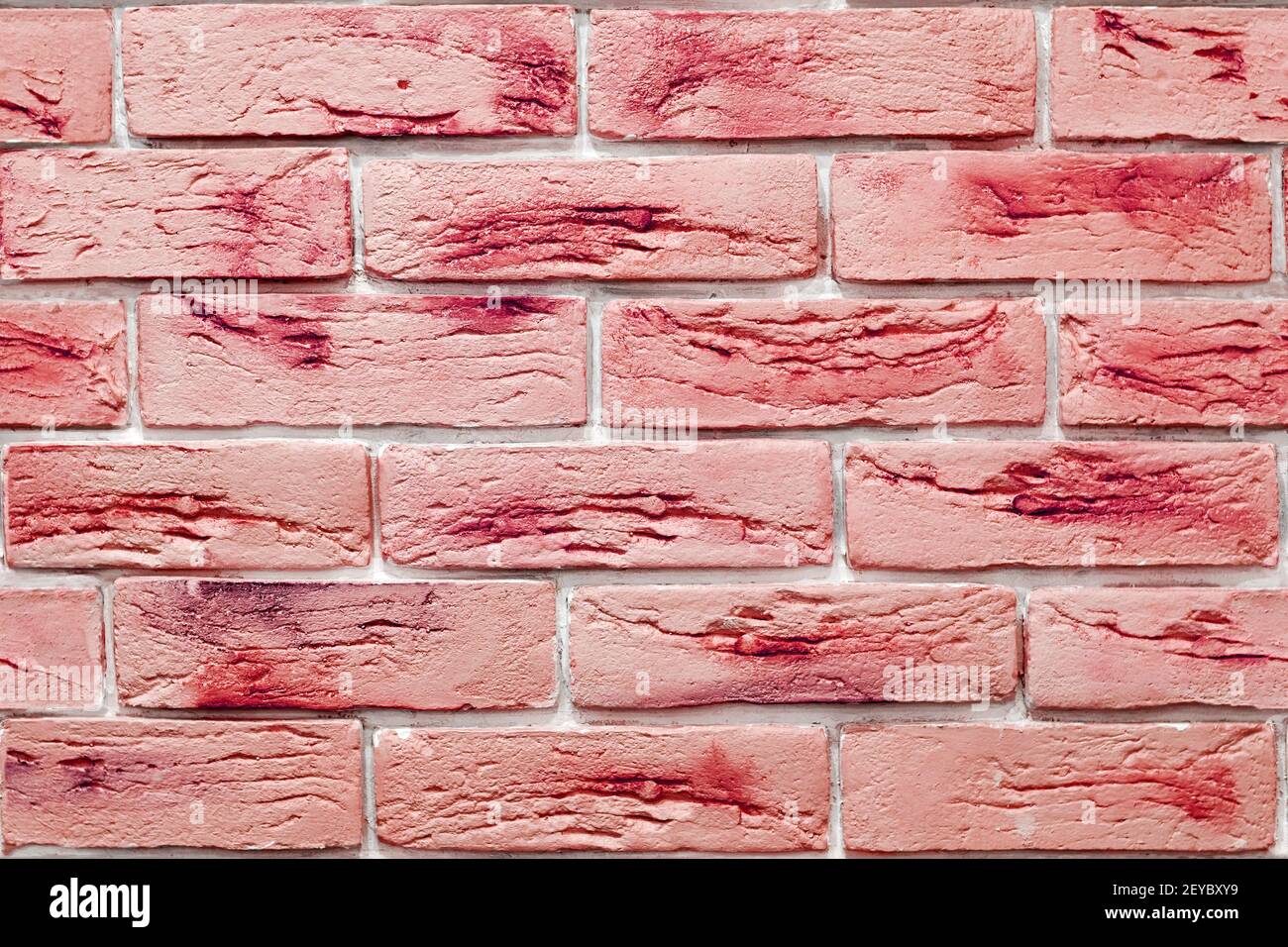 Patrón de fondo sin costuras de ladrillos rojos vivos decorativos en la superficie de la pared. Diseño interior y materiales Foto de stock