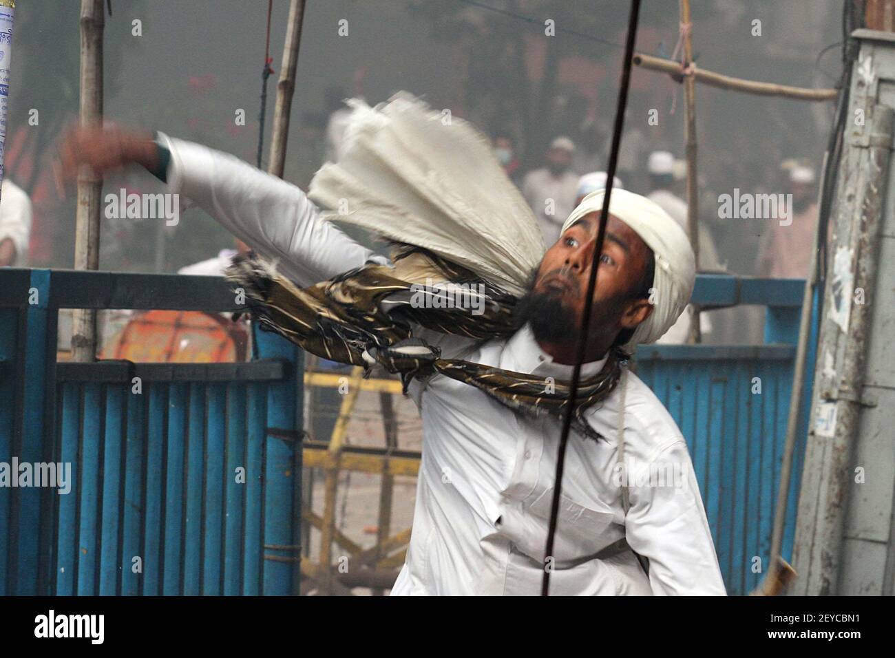 Los partidarios de Hefajat-e Islam e Islami Chhatra Shibir lanzan ladrillos y rocas e incendios ligeros durante enfrentamientos con la policía durante una manifestación en Paltan, Dhaka, Bangladesh, 05 de mayo de 2013. Miles de islamistas paralizaron Dhaka el 05 de mayo al exigir una ley contra la blasfemia que conlleva la pena de muerte, y los funcionarios dijeron que un trabajador fue asesinado en enfrentamientos entre manifestantes y la policía. Los partidarios del radical grupo Hefazat-e-Islam llevaron palos y bloquearon los principales puntos de entrada a la ciudad, sellando la capital. FOTO DE PALASH KHAN Foto de stock