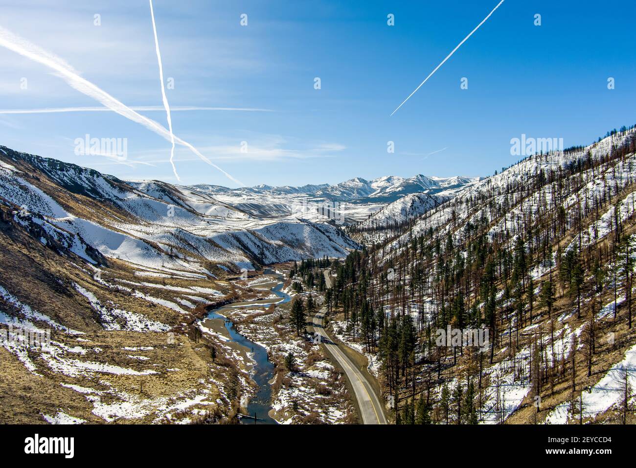 Vista aérea del cañón Walker River en las montañas del este de Sierra Nevada en el norte de California. Foto de stock