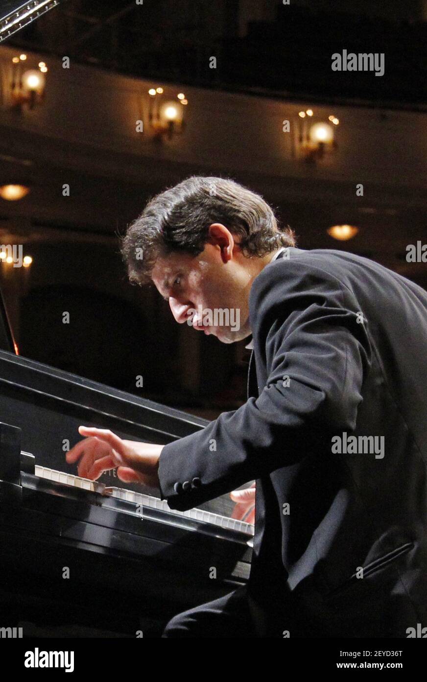 Nikita Mndoyants de Rusia actúa durante el Concurso Internacional de Piano  Van Cliburn 14th, martes, 28 de mayo de 2013, en Fort Worth, Texas. (Foto  de Rodger Mallison/Fort Worth Star-Telegram/MCT/Sipa USA Fotografía