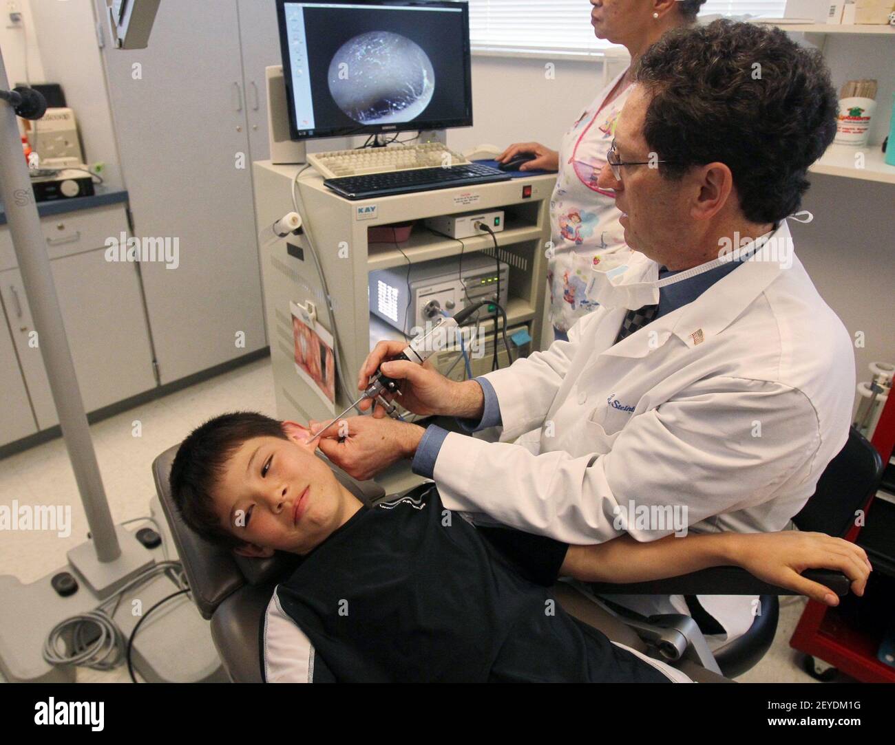 Nariz y garganta del oído el Dr. Sidney Steinberger usa una cámara para  determinar la cantidad de cera del oído que se acumula en el oído de Sam  Fisher, ya que los