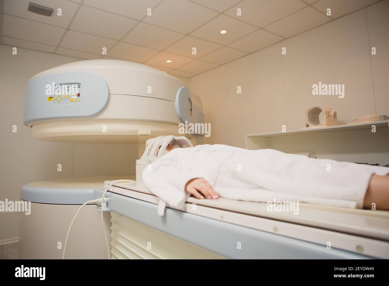 Paciente analizado y diagnosticado en una tomografía computerizada Foto de stock