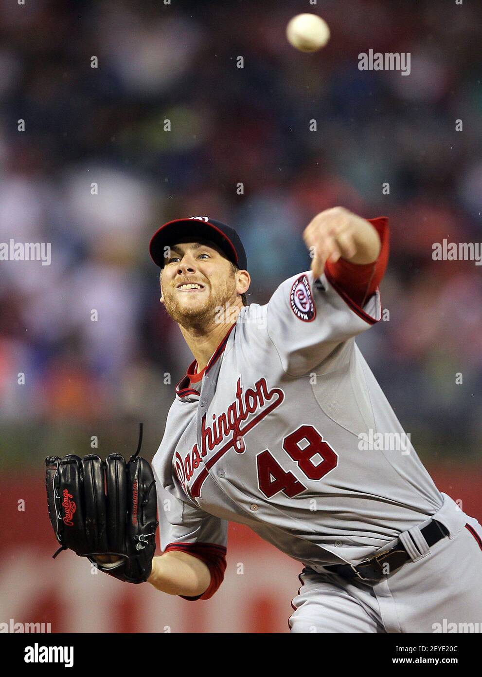 El lanzador de Washington Nationals Ross Detwiler lanza contra los Phillies de Filadelfia en Citizens Bank Park en Filadelfia, Pensilvania, martes, 18 de junio de 2013. (Foto de Yong Kim/Philadelphia Daily News/MCT/Sipa USA) Foto de stock