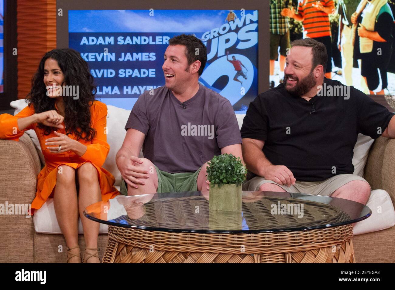 Salma Hayek, Adam Sandler y Kevin James del reparto 'Grown ups 2' aparece  en la película 'Dispierta America' de Univision para promover la película  en la sede de Univision el 8 de