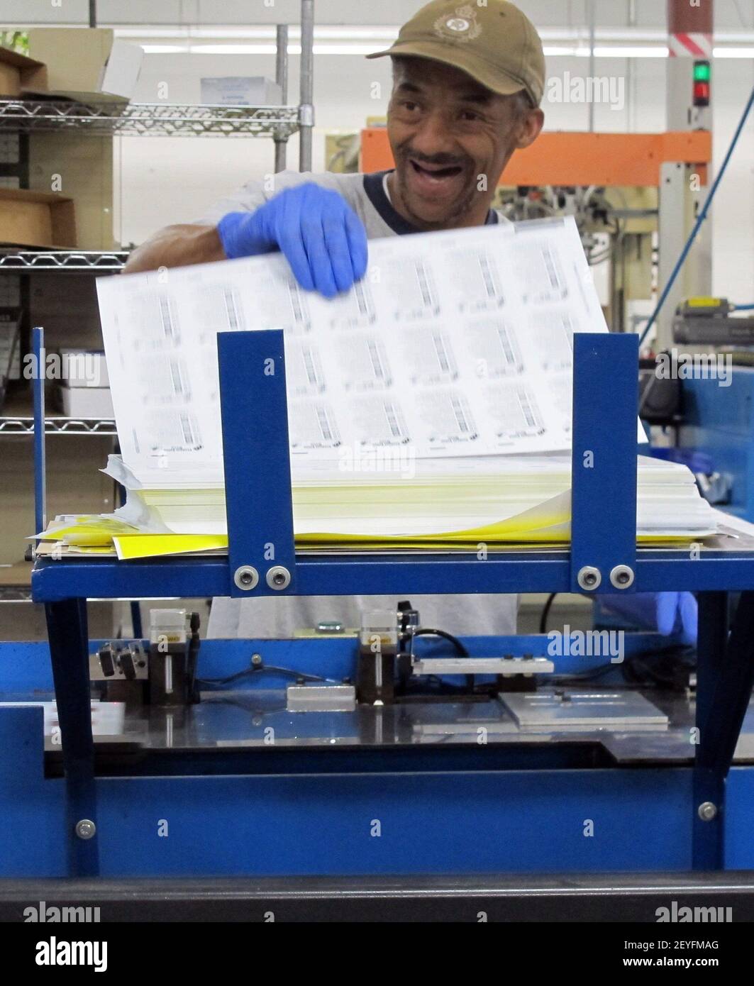 Un trabajador de PlasticardLocktech International en Asheville