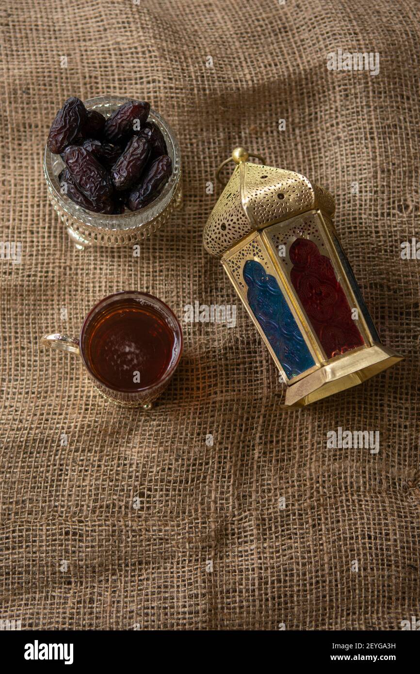 Linterna Ramadán con dátiles y taza de té Foto de stock