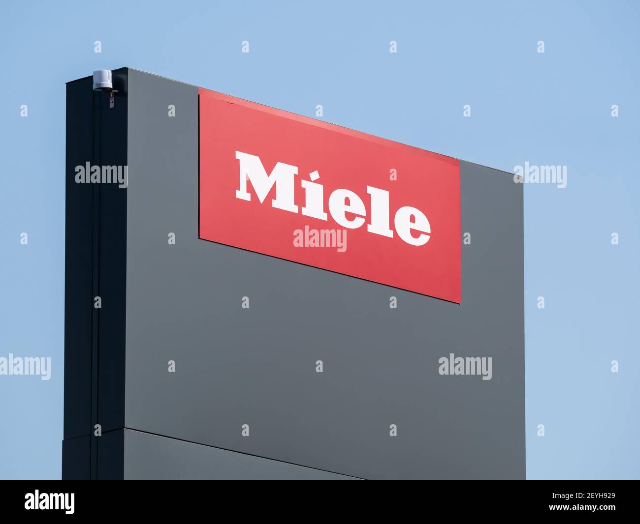 Bucarest, Rumania - 02.22.2021: Logotipo de la empresa Miele en un cartel  al aire libre. Miele es un fabricante alemán de electrodomésticos de gama  alta y commer Fotografía de stock - Alamy