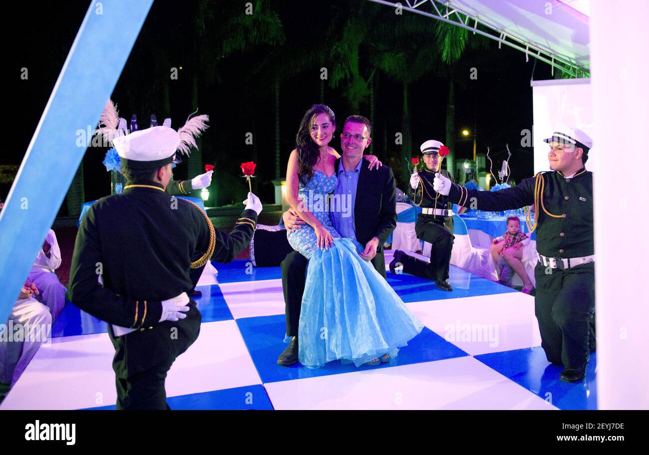 Medellín, Colombia - Ashly Carvajal, de 15 años de edad, celebrando su  quinceañera, a veces llamada fiesta de membrillo aÃ os, fiesta de quinceÃ± era, membrillo aÃ os o simplemente membrillo, Es la