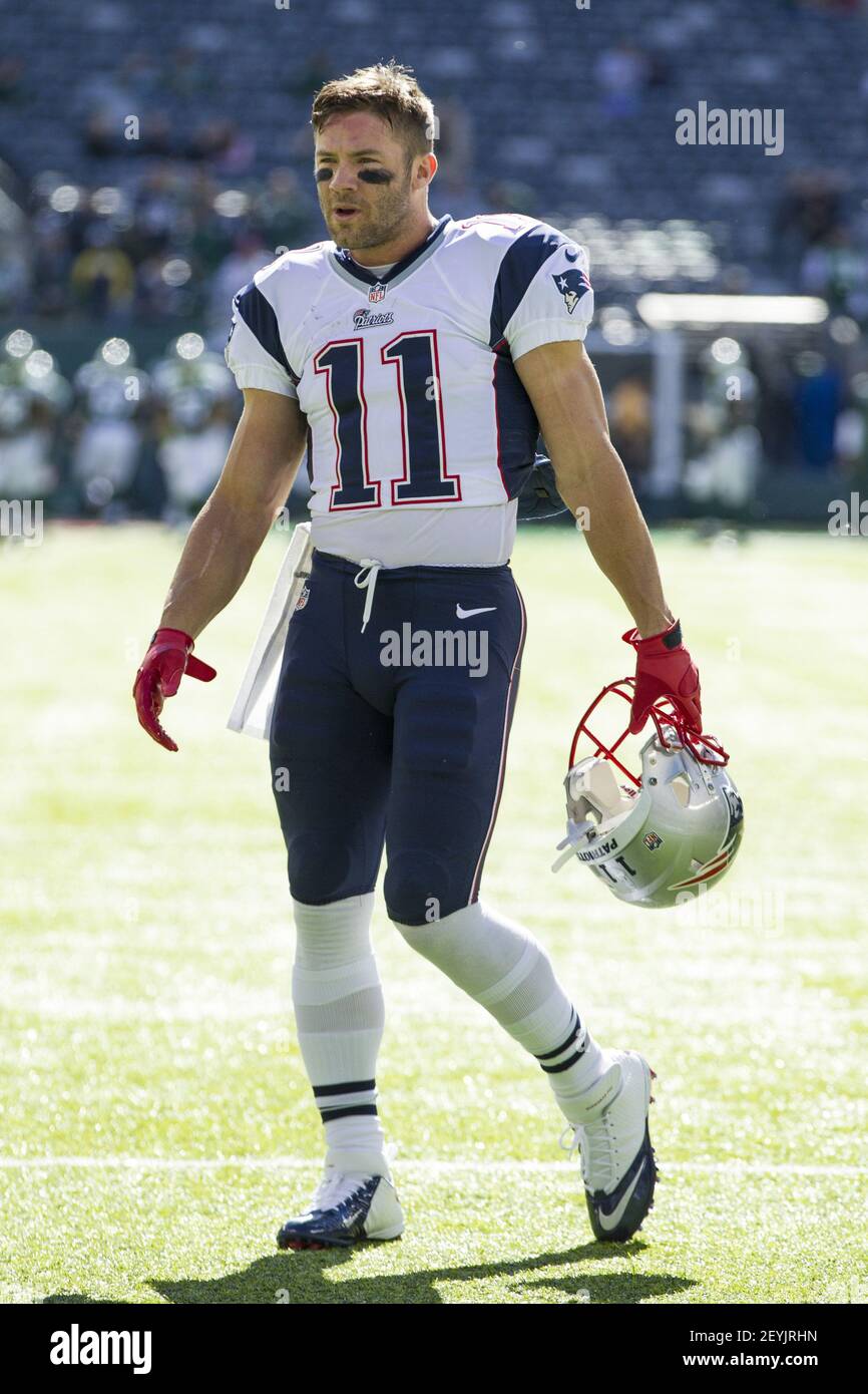 Octubre 20, 2013: El receptor de New England Patriots Wide Julian Edelman  (11) mira con su casco apagado durante los calentamientos antes del partido  de NFL entre los New England Patriots y