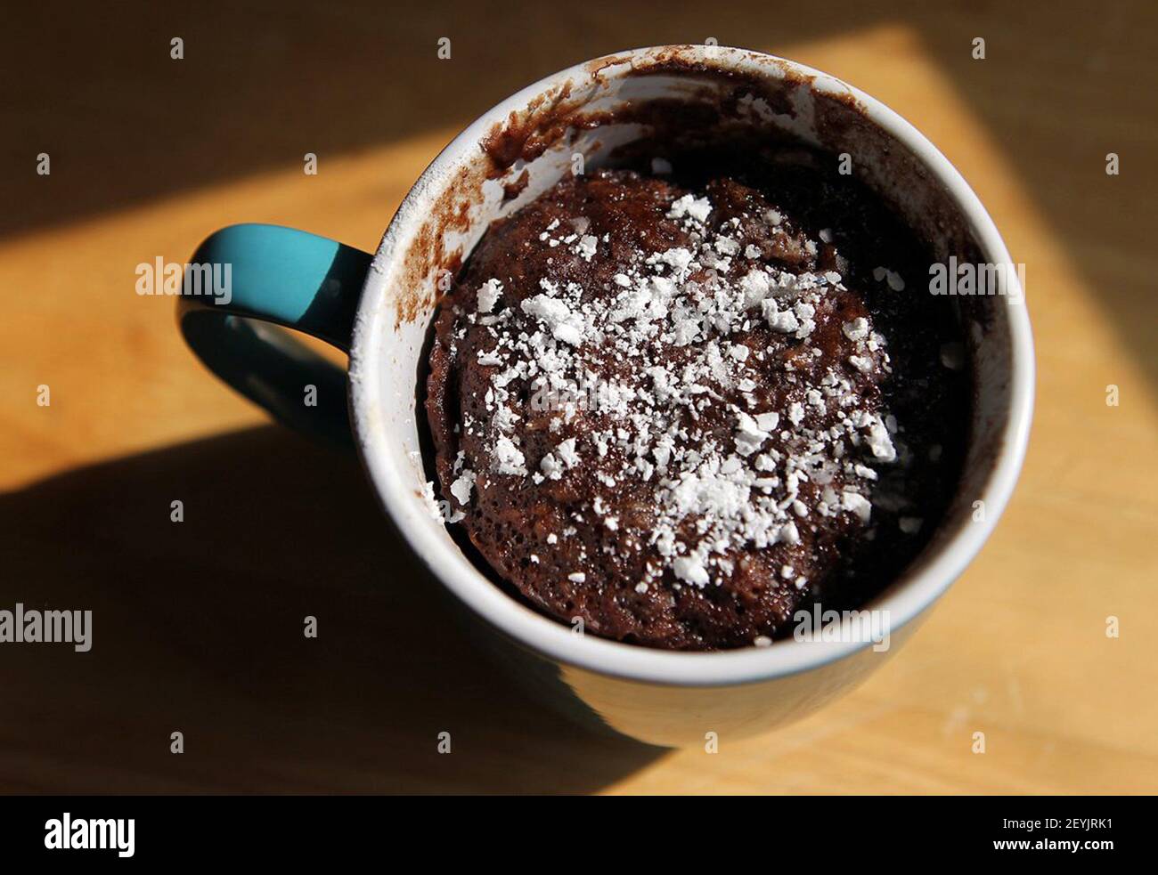 Un postre es una cosa rápida y fácil de servir con pasteles hechos en una  taza de café en minutos en el microondas. 'Taza de pasteles: 100 rápido de  microondas para satisfacer