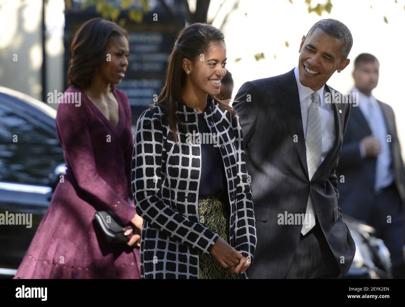 El presidente ESTADOUNIDENSE Barack Obama habla con su hija Malia Obama (L) mientras caminan desde la Iglesia de San Juan hasta la Casa Blanca después del servicio en Washington, DC, EE.UU., 27 de octubre de 2013. (Foto de Pool/Sipa USA) Foto de stock